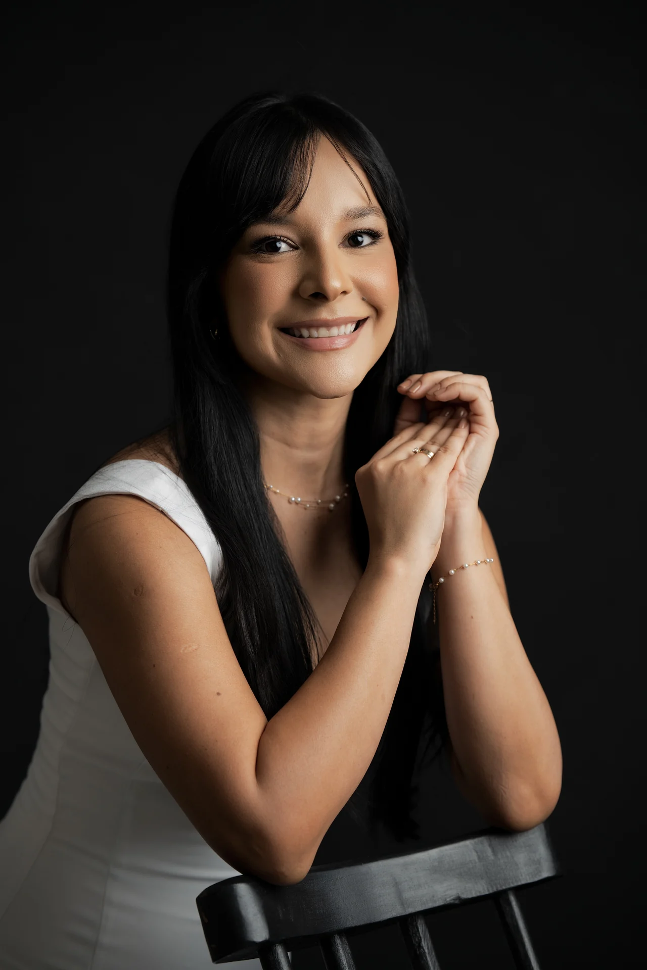 Retrato da Dra. Geovana Paz com fundo escuro